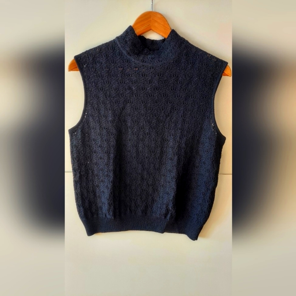 St.John black knit sleeveless shell top, size M